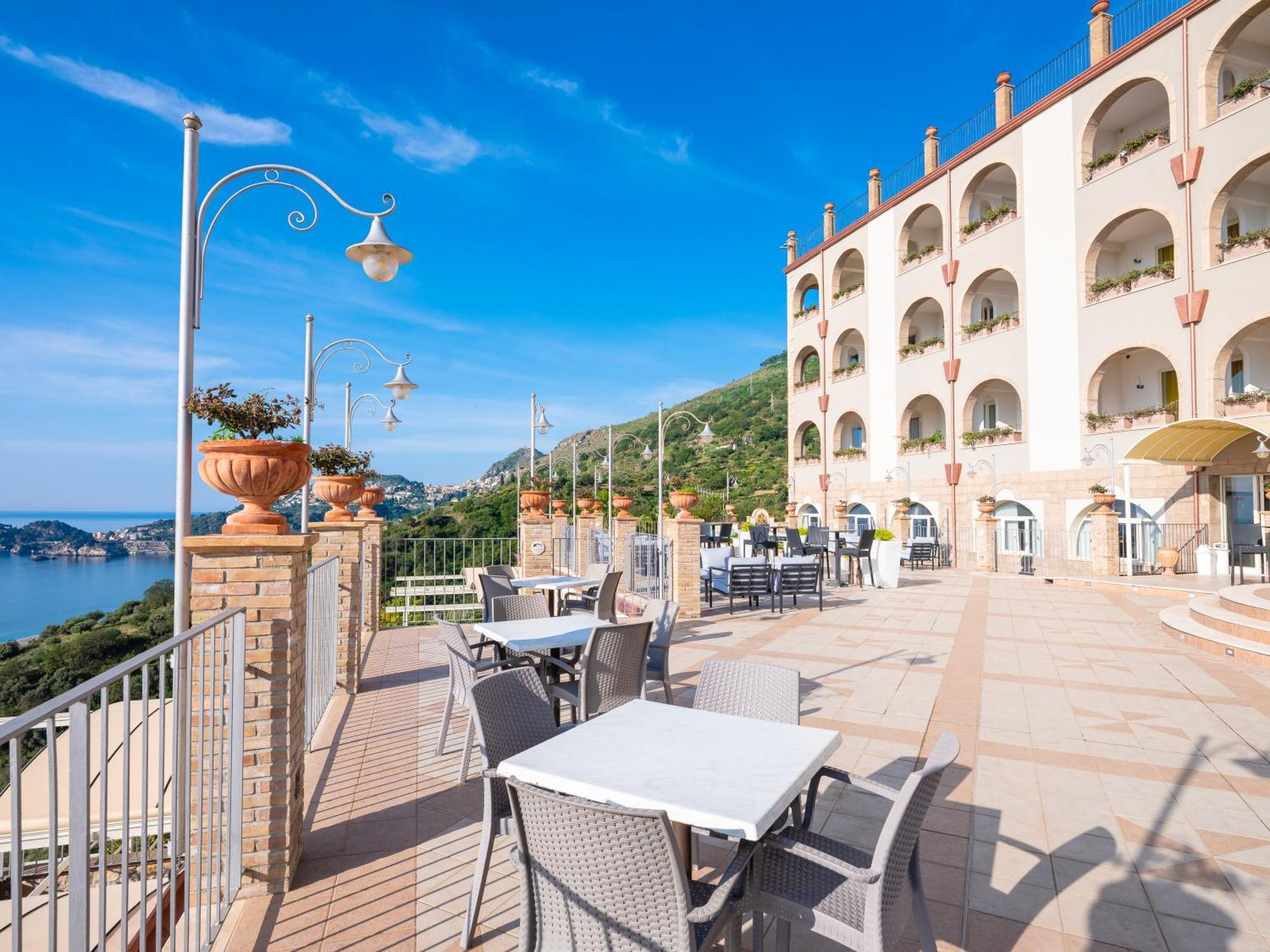 Hotel Olimpo Le Terrazze Letojanni Exterior foto